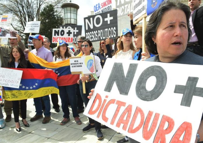 Venezolanos exigen libertad en su país frente al consulado de Nueva York