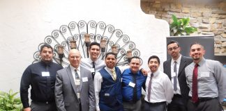 Estudiantes latinos de Cal State LA donan tecnología a una escuela de Oaxaca