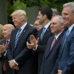 Trump logra una victoria con proyecto de ley que derogará a Obamacare