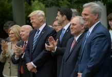 Trump logra una victoria con proyecto de ley que derogará a Obamacare