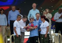 Adiós a las armas dice guerrilla FARC en una Colombia que busca paz