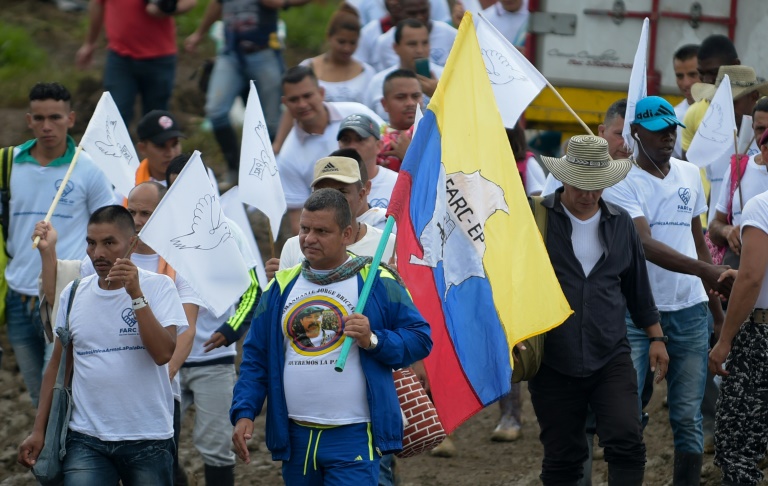 Rebeldes de las FARC asisten al acto que marca la dejación de armas por parte de las FARC en Colombia, el 27 de junio de 2017 en Mesetas