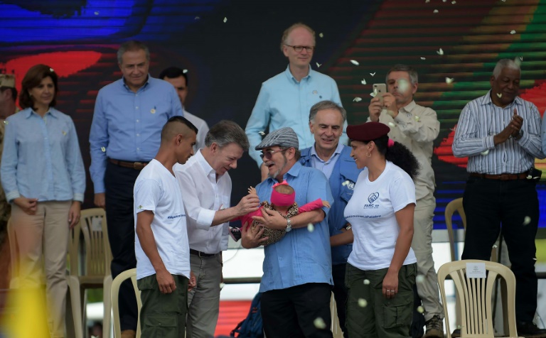 Adiós a las armas dice guerrilla FARC en una Colombia que busca paz