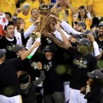 Los Golden State Warriors celebran con el Trofeo del Campeonato