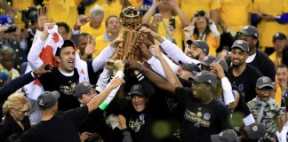 Los Golden State Warriors celebran con el Trofeo del Campeonato
