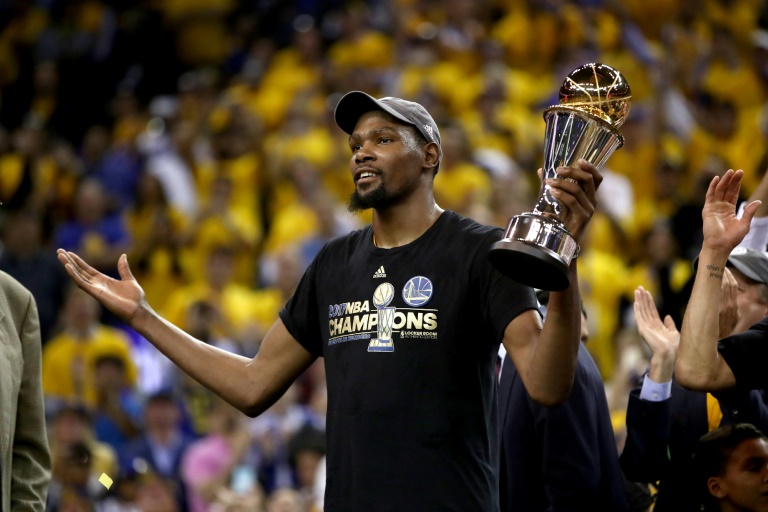 Kevin Durant de los Golden State Warriors celebra al ser nombrado Jugador Más Valioso de la Final de la NBA