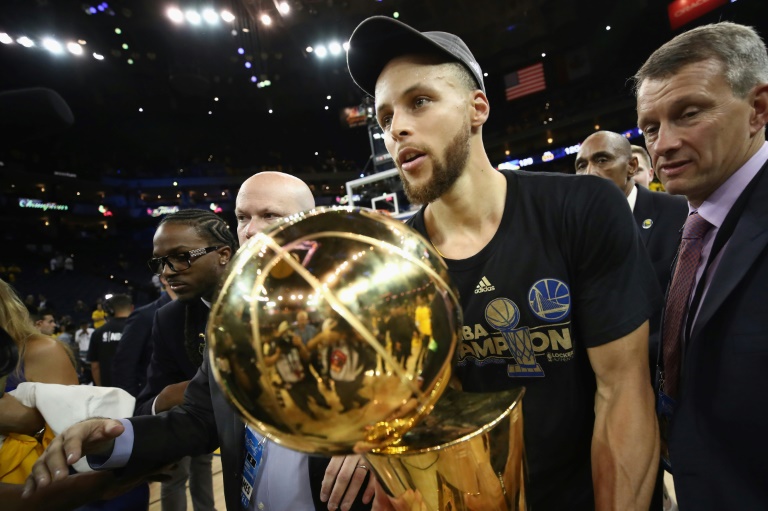 Stephen Curry de los Golden State Warriors lleva el Trofeo