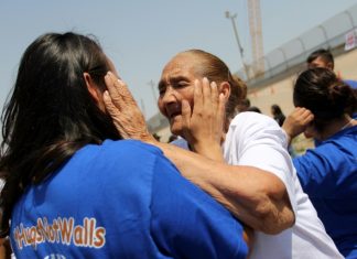 Familias separadas por frontera México-EEUU se abrazan brevemente