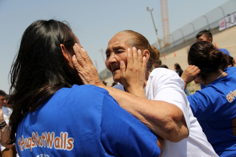 Familias separadas por frontera México-EEUU se abrazan brevemente