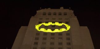 El "Bat-señal" se proyecta en el Ayuntamiento de Los Ángeles en un tributo al actor