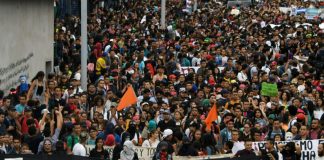 Miles de estudiantes exigen renuncia de rectora de Universidad de Honduras