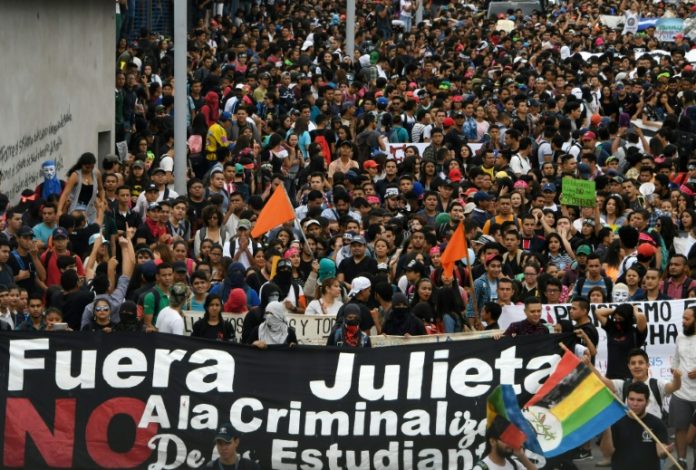 Miles de estudiantes exigen renuncia de rectora de Universidad de Honduras