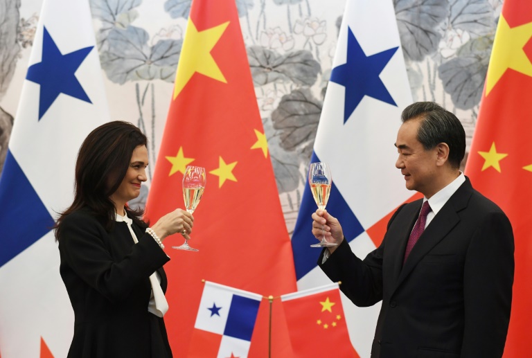Panama's Foreign Minister Isabel de Saint Malo and Chinese Foreign Minister Wang Yi drink a toast