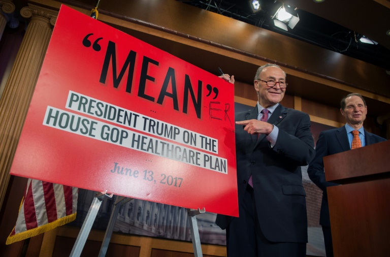 Senadores republicanos presentan nueva de ley de salud
