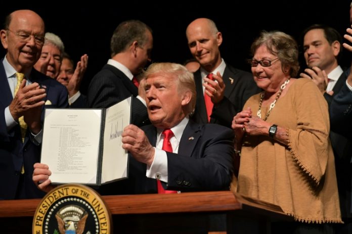 Donald Trump, sostiene un memorándum que restringe las restricciones al comercio y los viajes a Cuba