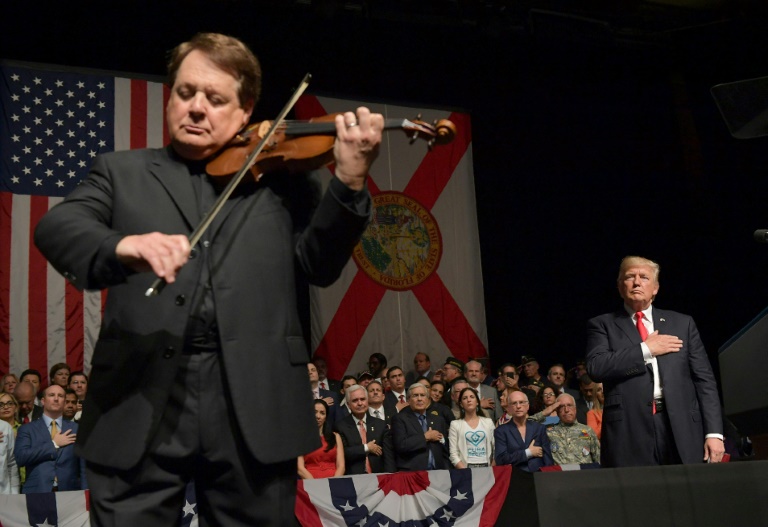 Luis Haza toca el himno nacional de Estados Unidos mientras el presidente de los Estados Unidos Donald Trump escucha en el Teatro Manuel Artime