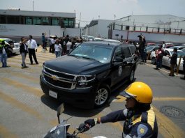 Un convoy lleva al exgobernador de Veracruz Javier Duarte el 17 de julio de 2017 al llegar al aeropuerto de Ciudad de México © AFP Bernardo Montoya