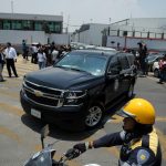 Un convoy lleva al exgobernador de Veracruz Javier Duarte el 17 de julio de 2017 al llegar al aeropuerto de Ciudad de México © AFP Bernardo Montoya