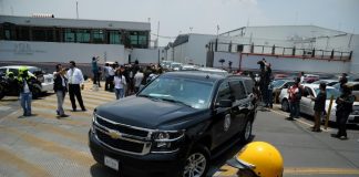 Un convoy lleva al exgobernador de Veracruz Javier Duarte el 17 de julio de 2017 al llegar al aeropuerto de Ciudad de México © AFP Bernardo Montoya