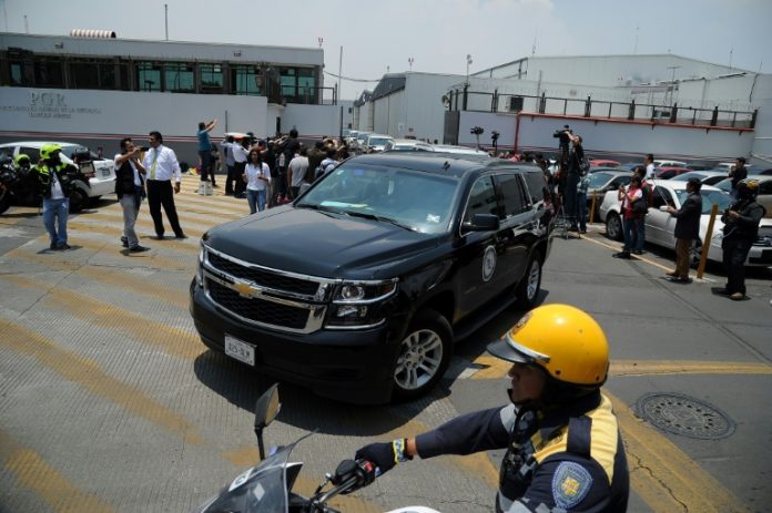 Un convoy lleva al exgobernador de Veracruz Javier Duarte el 17 de julio de 2017 al llegar al aeropuerto de Ciudad de México © AFP Bernardo Montoya