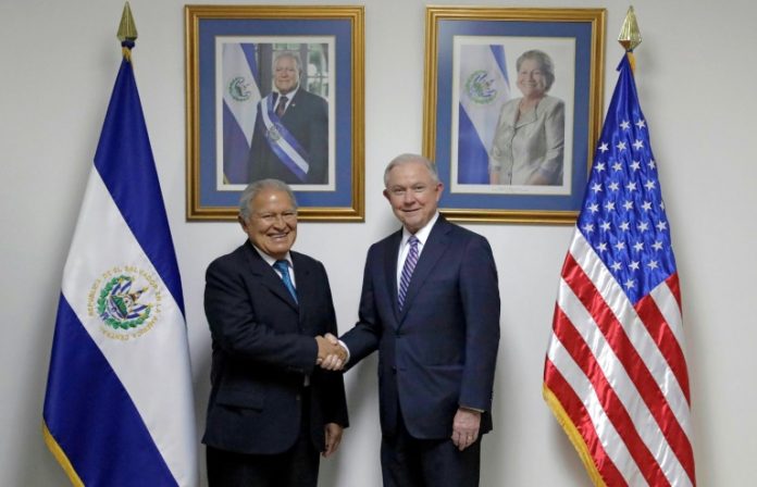 El fiscal de EEUU llega a El Salvador para hablar del combate a las pandillas