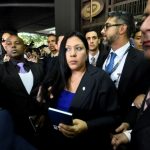 Fiscal desafía de nuevo a Maduro en creciente tensión en Venezuela