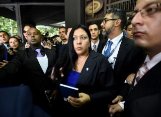 Fiscal desafía de nuevo a Maduro en creciente tensión en Venezuela