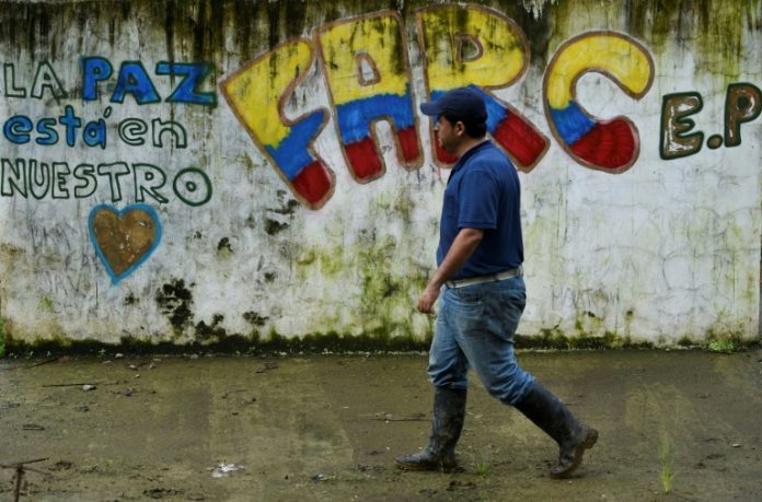 Histórico encuentro de las FARC con exparamilitares en Colombia