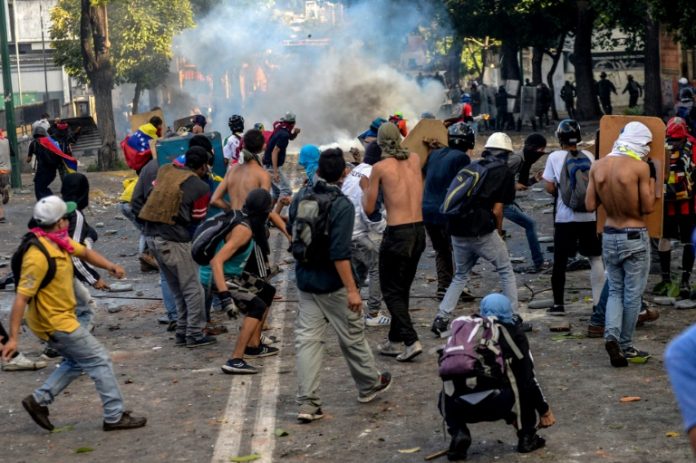 La oposición desafía al gobierno y toma las calles de Venezuela