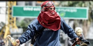 La oposición venezolana bloquea calles para impulsar un plebiscito contra Maduro