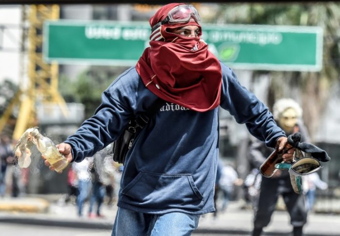 La oposición venezolana bloquea calles para impulsar un plebiscito contra Maduro