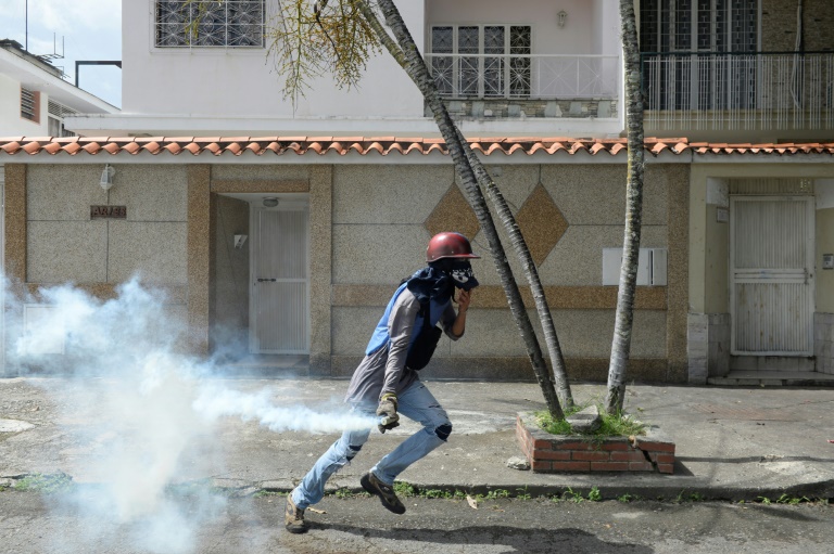 La oposición venezolana bloquea calles para impulsar un plebiscito contra Maduro