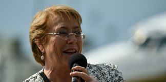 La presidenta de Chile, Michelle Bachelet, habla a los periodistas el 29 de junio de 2017 en Cali, Colombia