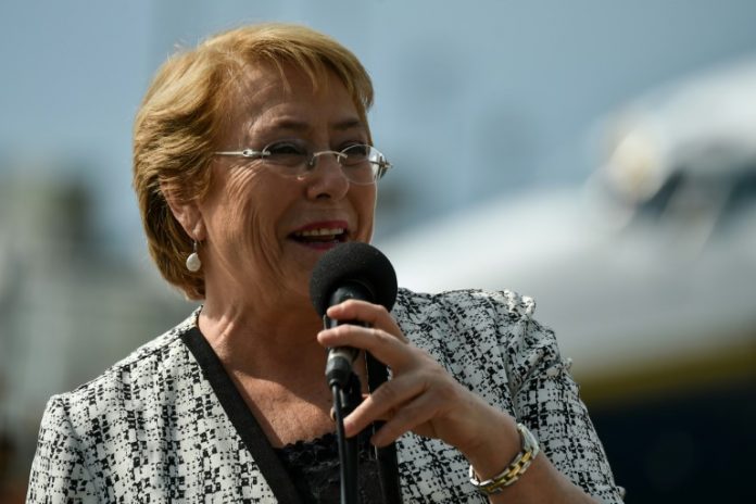 La presidenta de Chile, Michelle Bachelet, habla a los periodistas el 29 de junio de 2017 en Cali, Colombia