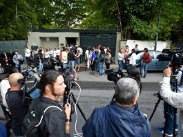 Leopoldo López sale de prisión y queda bajo arresto domiciliario