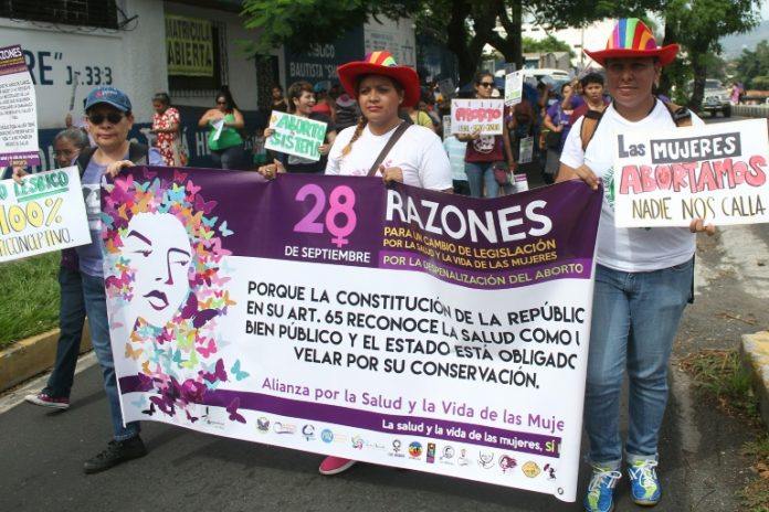 Los salvadoreños apoyan el aborto cuando peligra vida de la madre