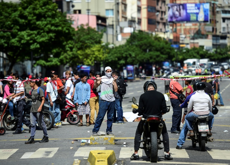 Manifestantes bloquean calles de Caracas en rechazo a Maduro y su Constituyente