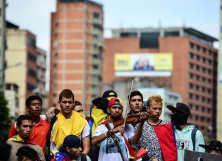 Manifestantes bloquean calles de Caracas en rechazo a Maduro y su Constituyente