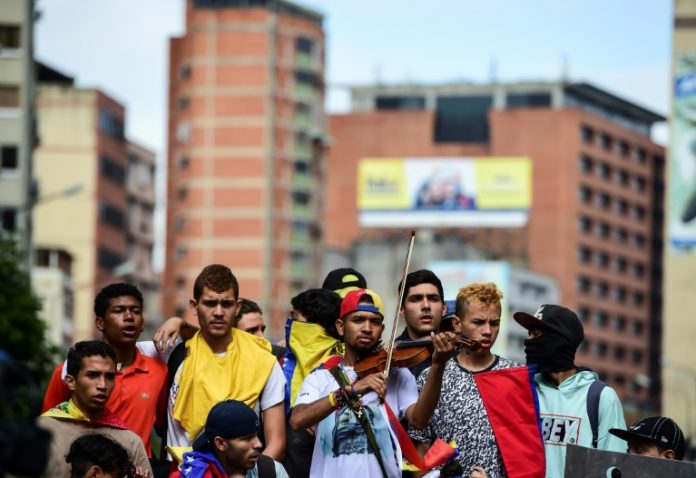 Manifestantes bloquean calles de Caracas en rechazo a Maduro y su Constituyente