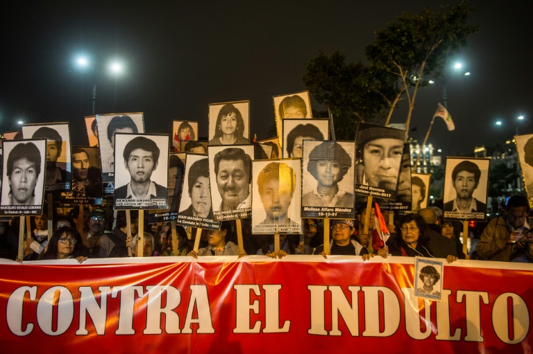 Marchan contra indulto humanitario a Fujimori, hospitalizado en Perú