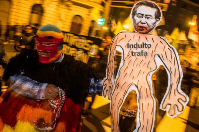 Marchan contra indulto humanitario a Fujimori, hospitalizado en Perú