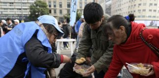 Ollas populares para denunciar hambre y pobreza en Argentina