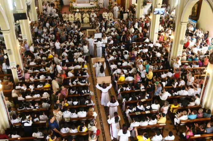 Salvadoreños brindan recibimiento festivo a su primer cardenal