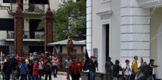 Tres diputados heridos en la incursión de oficialistas en el Parlamento venezolano