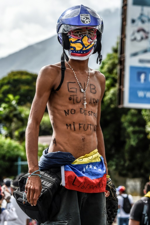 Un joven participa de una manifestación contra el gobierno de Nicolás Maduro