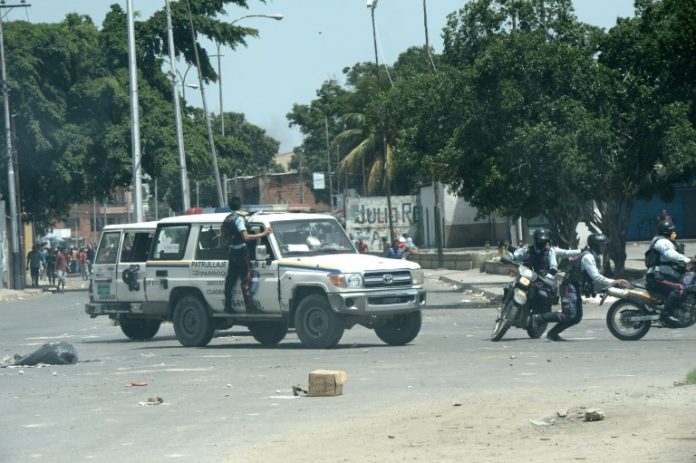 Un tribunal militar venezolano ordena encarcelar a 27 universitarios