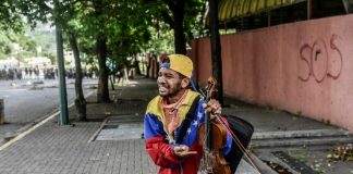 Violinista de protestas contra Maduro herido en marcha en Caracas