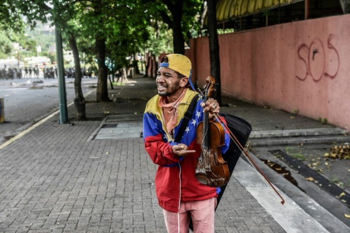Violinista de protestas contra Maduro herido en marcha en Caracas
