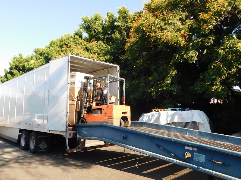 Forklift cargando trailer de 44FT con insumos de All for Venezuela y Giving Children Hope