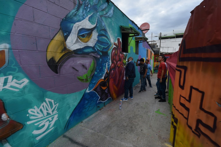 Coloridos grafitis sustituyen la simbología pandillera en El Salvador